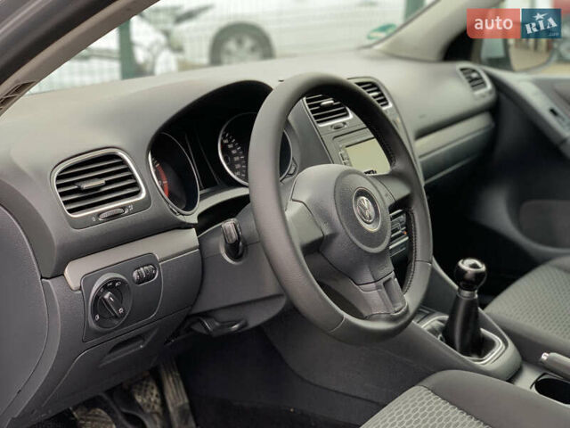 Серый Фольксваген Гольф, объемом двигателя 1.4 л и пробегом 228 тыс. км за 6899 $, фото 23 на Automoto.ua