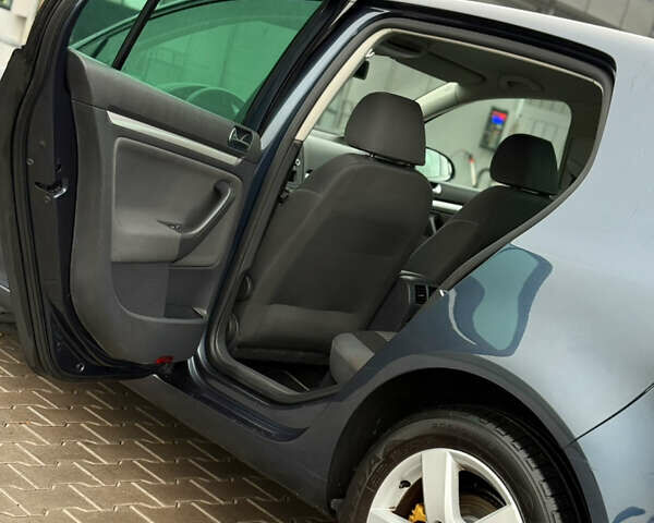 Серый Фольксваген Гольф, объемом двигателя 1.6 л и пробегом 227 тыс. км за 6300 $, фото 61 на Automoto.ua