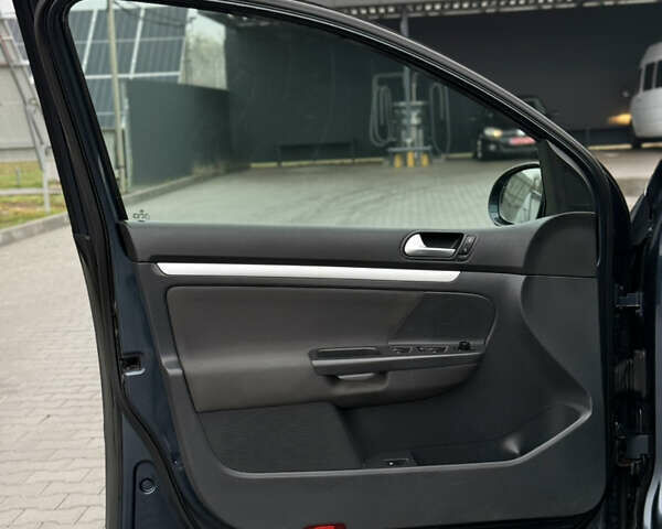 Серый Фольксваген Гольф, объемом двигателя 1.6 л и пробегом 227 тыс. км за 6300 $, фото 40 на Automoto.ua