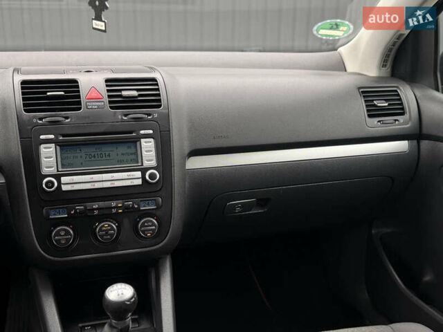 Сірий Фольксваген Гольф, об'ємом двигуна 1.6 л та пробігом 229 тис. км за 5555 $, фото 66 на Automoto.ua