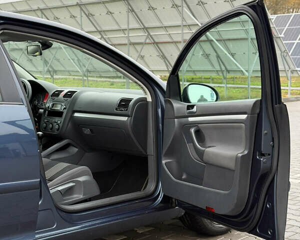 Серый Фольксваген Гольф, объемом двигателя 1.6 л и пробегом 227 тыс. км за 6300 $, фото 81 на Automoto.ua