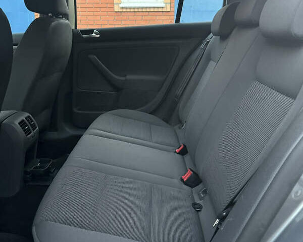 Серый Фольксваген Гольф, объемом двигателя 1.6 л и пробегом 232 тыс. км за 6799 $, фото 26 на Automoto.ua