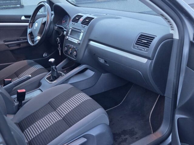 Сірий Фольксваген Гольф, об'ємом двигуна 1.6 л та пробігом 256 тис. км за 5800 $, фото 8 на Automoto.ua