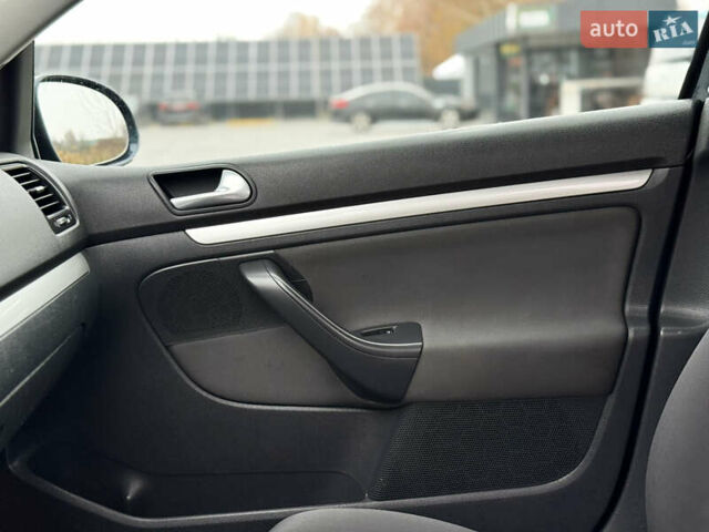 Серый Фольксваген Гольф, объемом двигателя 1.6 л и пробегом 227 тыс. км за 6300 $, фото 48 на Automoto.ua