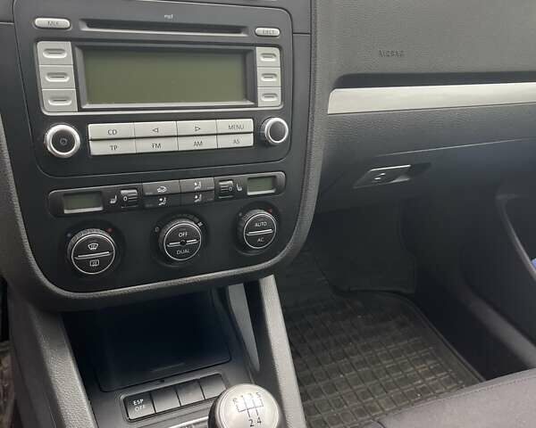 Серый Фольксваген Гольф, объемом двигателя 1.4 л и пробегом 325 тыс. км за 5000 $, фото 9 на Automoto.ua