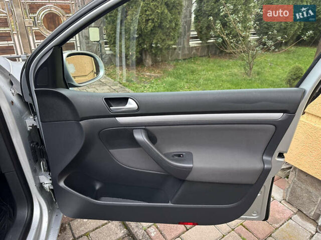 Сірий Фольксваген Гольф, об'ємом двигуна 1.6 л та пробігом 200 тис. км за 6999 $, фото 54 на Automoto.ua