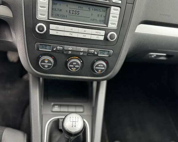 Серый Фольксваген Гольф, объемом двигателя 1.6 л и пробегом 247 тыс. км за 5550 $, фото 12 на Automoto.ua