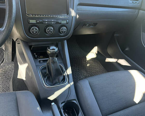 Сірий Фольксваген Гольф, об'ємом двигуна 1.6 л та пробігом 195 тис. км за 4800 $, фото 9 на Automoto.ua