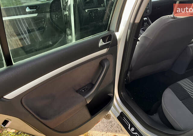 Серый Фольксваген Гольф, объемом двигателя 1.4 л и пробегом 217 тыс. км за 5649 $, фото 7 на Automoto.ua