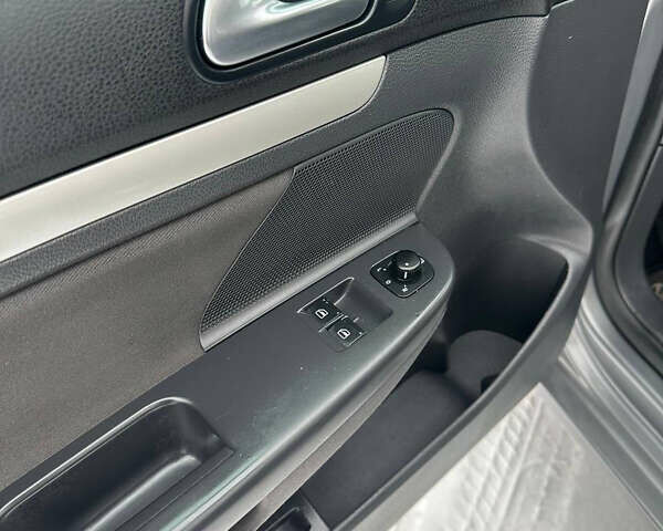 Серый Фольксваген Гольф, объемом двигателя 1.6 л и пробегом 202 тыс. км за 6499 $, фото 28 на Automoto.ua