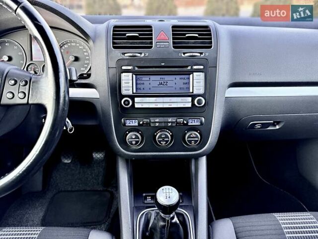 Сірий Фольксваген Гольф, об'ємом двигуна 1.6 л та пробігом 200 тис. км за 5790 $, фото 50 на Automoto.ua