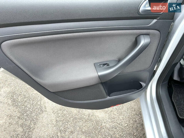 Сірий Фольксваген Гольф, об'ємом двигуна 2 л та пробігом 261 тис. км за 7750 $, фото 39 на Automoto.ua