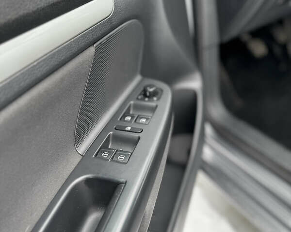 Серый Фольксваген Гольф, объемом двигателя 1.6 л и пробегом 247 тыс. км за 5550 $, фото 15 на Automoto.ua