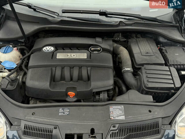 Сірий Фольксваген Гольф, об'ємом двигуна 1.6 л та пробігом 229 тис. км за 5555 $, фото 76 на Automoto.ua
