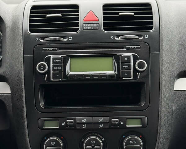 Серый Фольксваген Гольф, объемом двигателя 1.6 л и пробегом 227 тыс. км за 6300 $, фото 37 на Automoto.ua