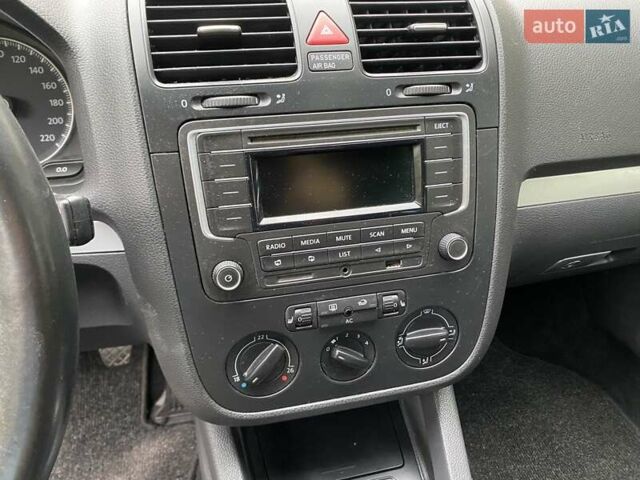 Серый Фольксваген Гольф, объемом двигателя 1.39 л и пробегом 223 тыс. км за 5750 $, фото 21 на Automoto.ua