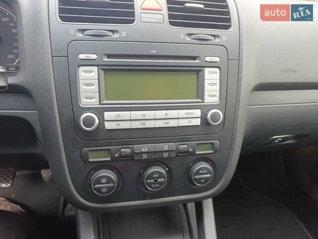 Серый Фольксваген Гольф, объемом двигателя 1.6 л и пробегом 280 тыс. км за 6500 $, фото 17 на Automoto.ua