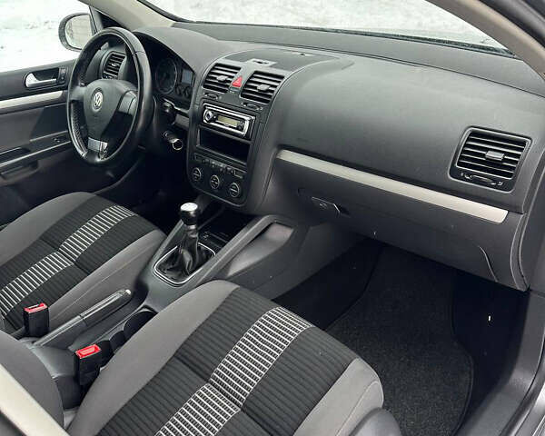 Серый Фольксваген Гольф, объемом двигателя 1.6 л и пробегом 202 тыс. км за 6499 $, фото 42 на Automoto.ua