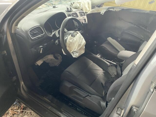 Сірий Фольксваген Гольф, об'ємом двигуна 2 л та пробігом 156 тис. км за 1600 $, фото 4 на Automoto.ua