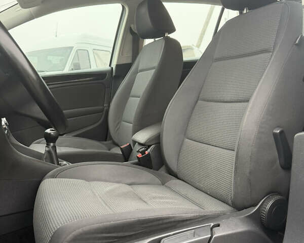 Серый Фольксваген Гольф, объемом двигателя 1.6 л и пробегом 208 тыс. км за 7999 $, фото 26 на Automoto.ua