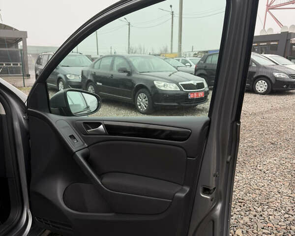 Серый Фольксваген Гольф, объемом двигателя 1.6 л и пробегом 208 тыс. км за 7999 $, фото 32 на Automoto.ua