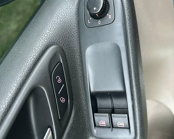 Серый Фольксваген Гольф, объемом двигателя 1.97 л и пробегом 284 тыс. км за 7677 $, фото 21 на Automoto.ua