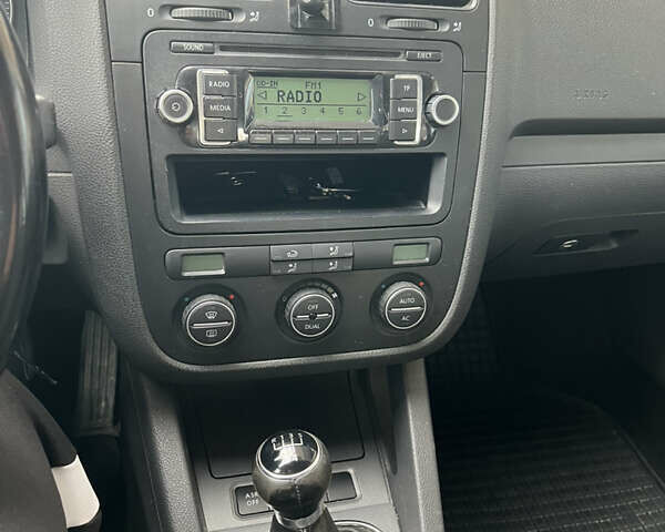 Серый Фольксваген Гольф, объемом двигателя 1.6 л и пробегом 98 тыс. км за 8100 $, фото 5 на Automoto.ua