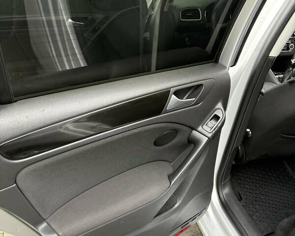 Серый Фольксваген Гольф, объемом двигателя 1.6 л и пробегом 216 тыс. км за 7700 $, фото 16 на Automoto.ua