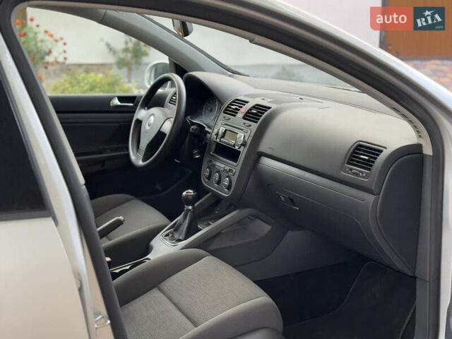 Серый Фольксваген Гольф, объемом двигателя 1.6 л и пробегом 240 тыс. км за 6550 $, фото 14 на Automoto.ua