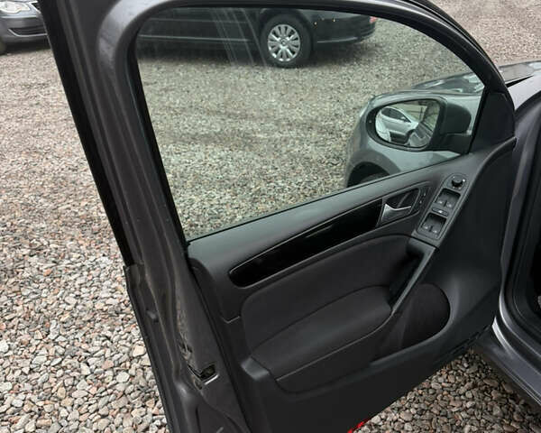 Серый Фольксваген Гольф, объемом двигателя 1.6 л и пробегом 208 тыс. км за 7999 $, фото 23 на Automoto.ua