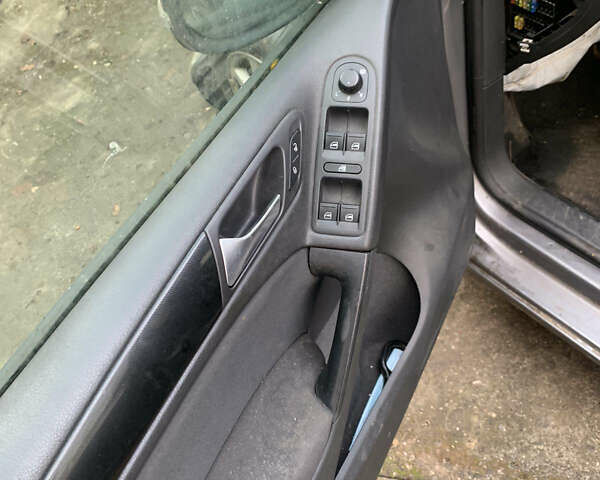 Серый Фольксваген Гольф, объемом двигателя 1.4 л и пробегом 200 тыс. км за 3600 $, фото 2 на Automoto.ua