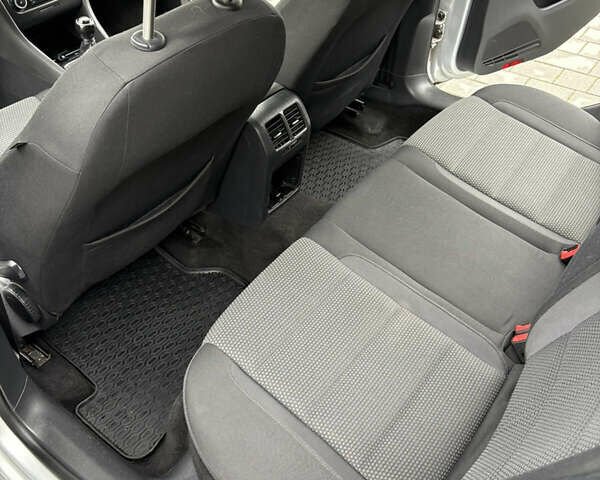 Серый Фольксваген Гольф, объемом двигателя 1.6 л и пробегом 216 тыс. км за 7700 $, фото 17 на Automoto.ua