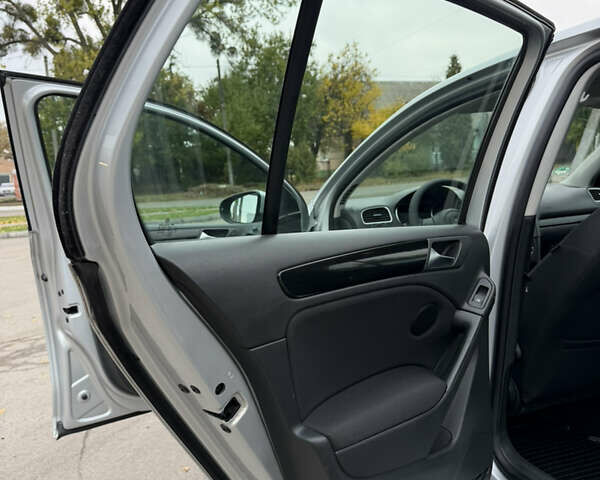 Серый Фольксваген Гольф, объемом двигателя 1.6 л и пробегом 222 тыс. км за 7999 $, фото 26 на Automoto.ua