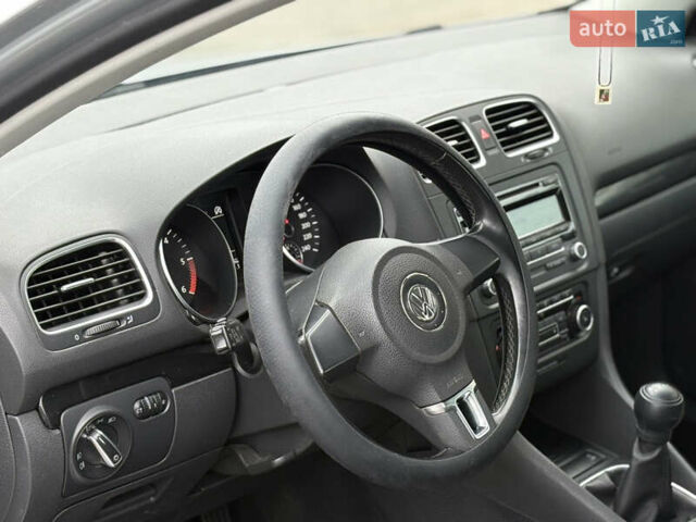 Серый Фольксваген Гольф, объемом двигателя 1.6 л и пробегом 228 тыс. км за 6799 $, фото 15 на Automoto.ua