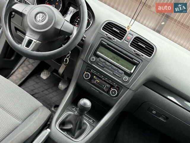Серый Фольксваген Гольф, объемом двигателя 1.6 л и пробегом 228 тыс. км за 6799 $, фото 19 на Automoto.ua