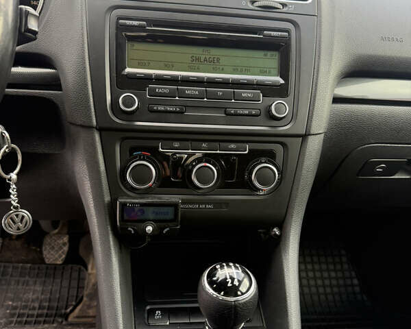 Сірий Фольксваген Гольф, об'ємом двигуна 1.6 л та пробігом 275 тис. км за 6350 $, фото 27 на Automoto.ua