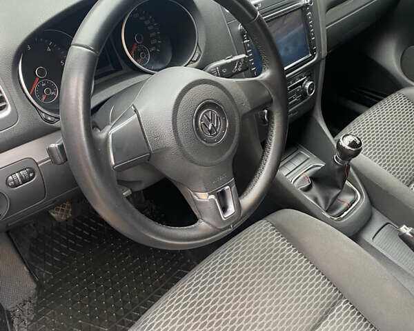 Серый Фольксваген Гольф, объемом двигателя 1.6 л и пробегом 240 тыс. км за 8000 $, фото 4 на Automoto.ua