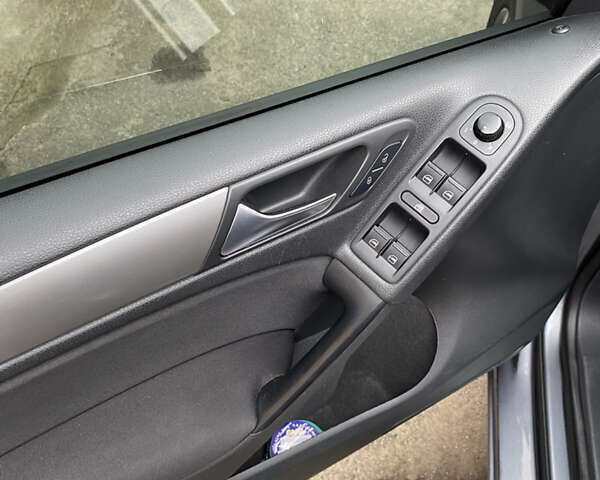 Серый Фольксваген Гольф, объемом двигателя 1.6 л и пробегом 240 тыс. км за 8000 $, фото 5 на Automoto.ua