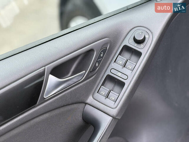 Серый Фольксваген Гольф, объемом двигателя 1.6 л и пробегом 228 тыс. км за 6799 $, фото 16 на Automoto.ua