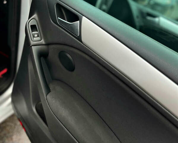 Серый Фольксваген Гольф, объемом двигателя 1.6 л и пробегом 305 тыс. км за 8200 $, фото 4 на Automoto.ua