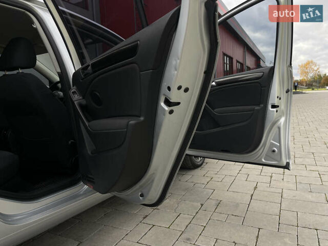 Серый Фольксваген Гольф, объемом двигателя 2 л и пробегом 257 тыс. км за 8350 $, фото 80 на Automoto.ua