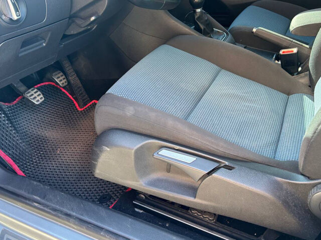 Серый Фольксваген Гольф, объемом двигателя 1.6 л и пробегом 194 тыс. км за 8800 $, фото 8 на Automoto.ua