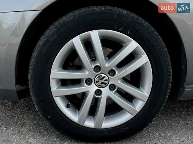 Серый Фольксваген Гольф, объемом двигателя 1.6 л и пробегом 260 тыс. км за 9400 $, фото 12 на Automoto.ua