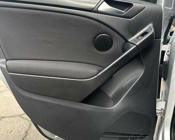 Серый Фольксваген Гольф, объемом двигателя 1.6 л и пробегом 187 тыс. км за 8888 $, фото 24 на Automoto.ua