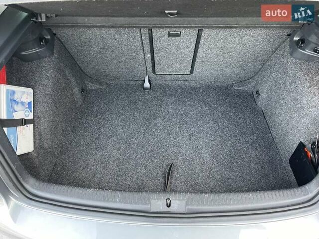 Серый Фольксваген Гольф, объемом двигателя 1.6 л и пробегом 260 тыс. км за 9400 $, фото 28 на Automoto.ua