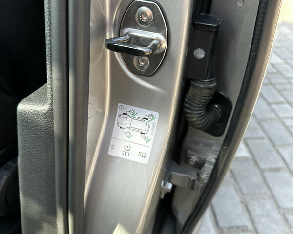 Сірий Фольксваген Гольф, об'ємом двигуна 1.6 л та пробігом 219 тис. км за 10800 $, фото 18 на Automoto.ua