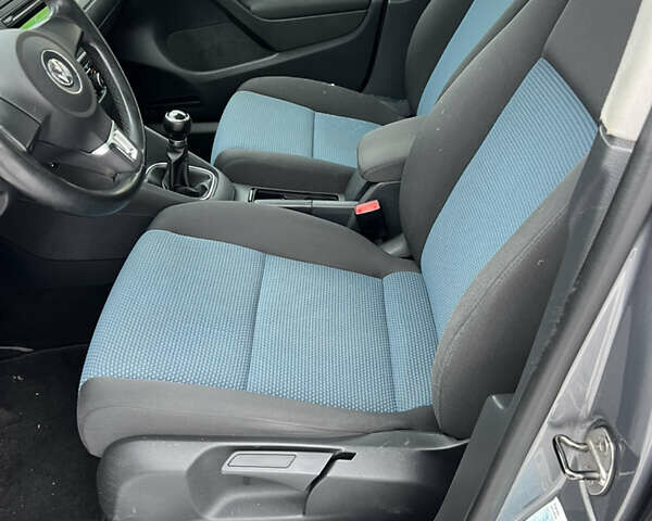 Серый Фольксваген Гольф, объемом двигателя 1.6 л и пробегом 280 тыс. км за 8900 $, фото 18 на Automoto.ua