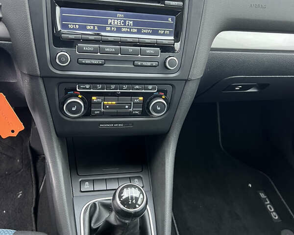 Серый Фольксваген Гольф, объемом двигателя 1.6 л и пробегом 280 тыс. км за 8900 $, фото 19 на Automoto.ua