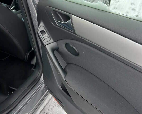 Серый Фольксваген Гольф, объемом двигателя 1.6 л и пробегом 280 тыс. км за 8900 $, фото 10 на Automoto.ua