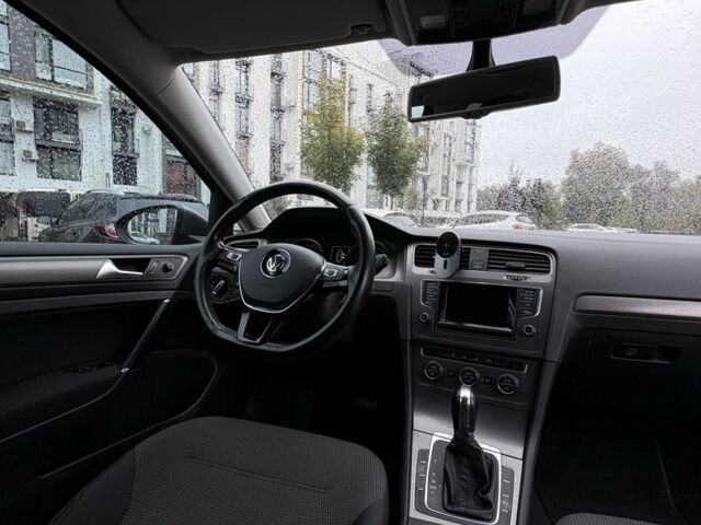 Фольксваген Гольф 2013 в Киеве на Automoto.ua Серый Фольксваген Гольф, объемом двигателя 1.6 л и пробегом 257 тыс. км за 8600 $, фото 2 на Automoto.ua